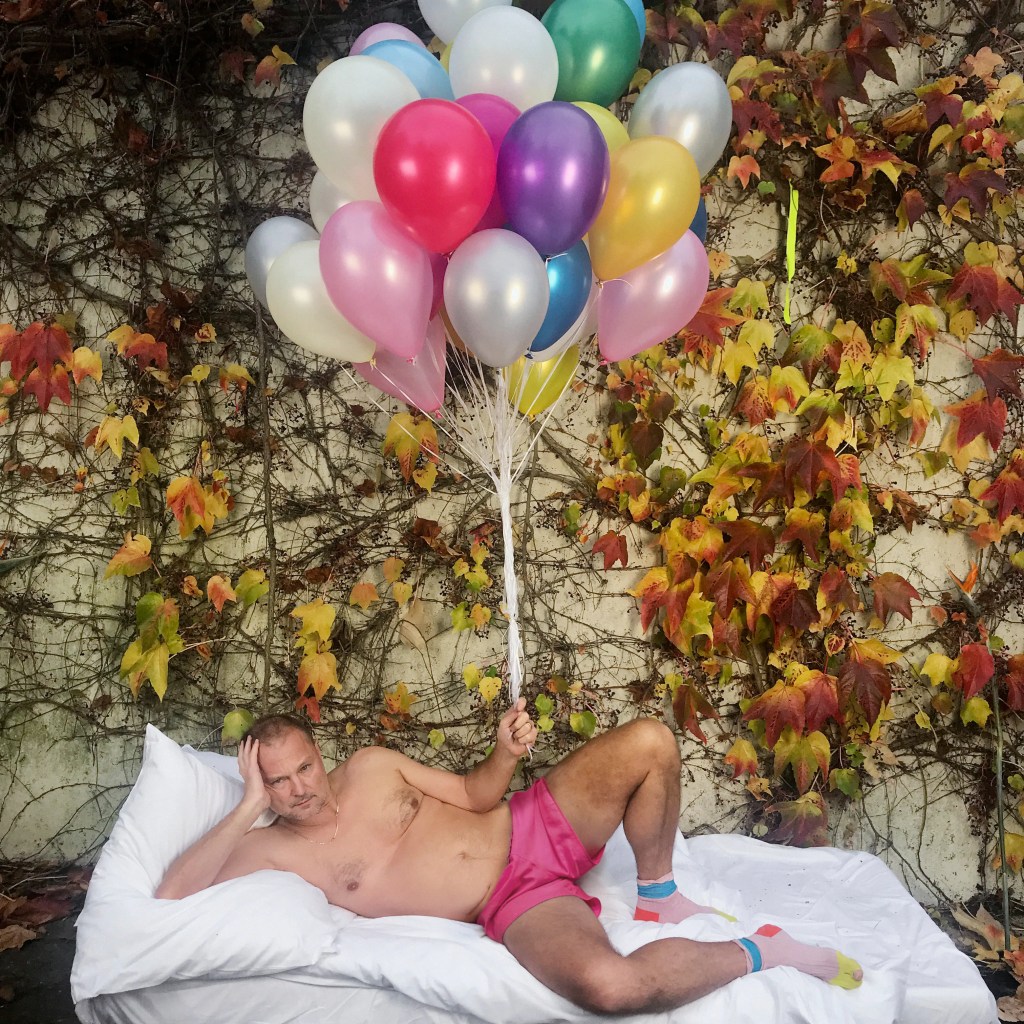 slip ballon photo mattelas Vivienne westwood photography juergen teller exposition photographie la mode vintage i need to live
kate moss pink hair 